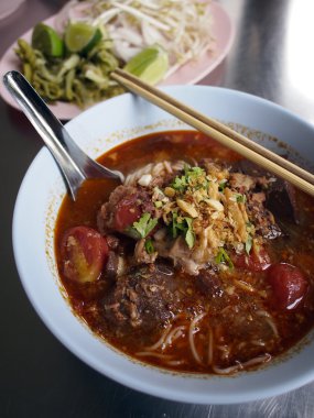 baharatlı domuz eti soslu Pirinç Noodle