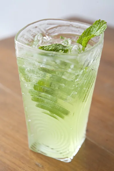 Cocktail mojito sur table — Photo