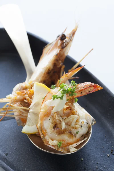 Grilled shrimps serve in spoon — Stock Photo, Image