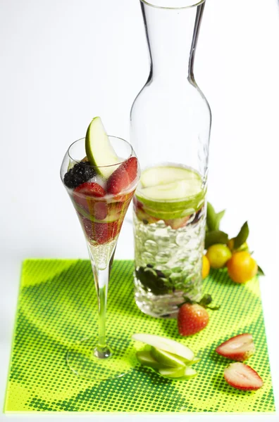 Sparkling water with sliced fruit for refreshing — Stock Photo, Image