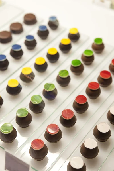 Boule de chocolat colorée sur étagère — Photo