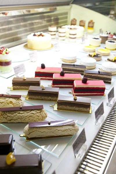 Lezzetli kek satmak için — Stok fotoğraf