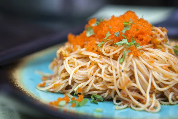 Spaghetti met garnalen eieren — Stockfoto