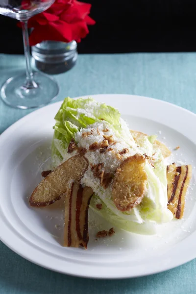Caesar salát na bílém talíři — Stock fotografie