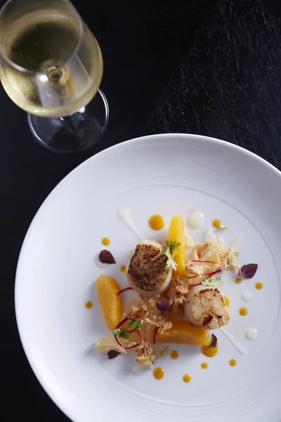 Gegrilde mantel met oranje salade — Stockfoto