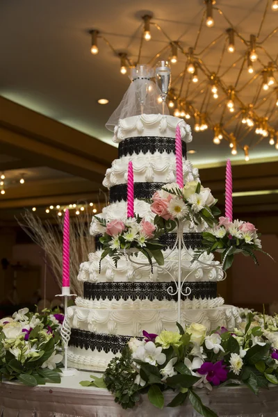 Vela rosa e bolo de casamento — Fotografia de Stock