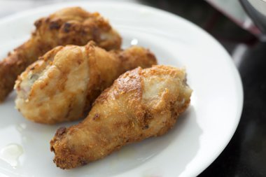 Beyaz tabak kızarmış tavuk budu