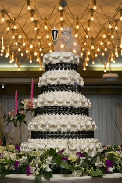 Hochzeitstorte in Hochzeitszerebration — Stockfoto