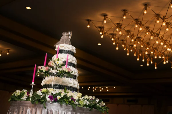 在婚庆的婚礼蛋糕 — 图库照片