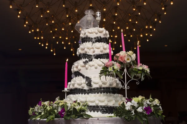 웨딩 케이크 결혼식 대뇌에 — 스톡 사진