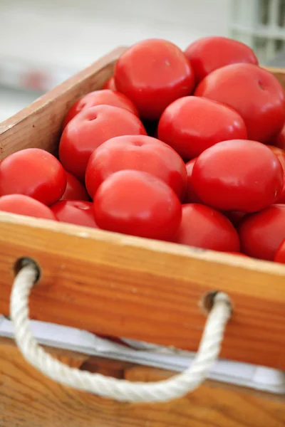 Rajče v dřevěné krabici v trhu s čerstvým ovocem — Stock fotografie