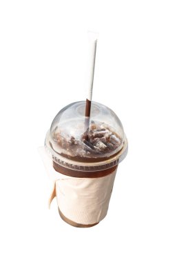 Arka planda izole edilmiş kağıt mendilli buz americano ambalajı