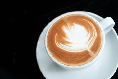 latte siyah arka plan üzerine kahve fincan
