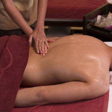 Asyalı Adam Spa 'da Masaj Yapıyor