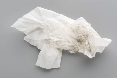 Gri arkaplanda kullanılan kağıt mendil