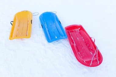 Kilit altında boş renkli kar kızağı