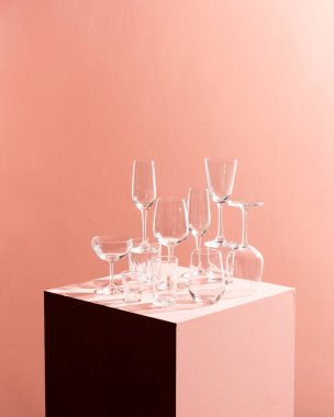 Kutudaki parti için boş şarap kadehleri, konsepti kilitle