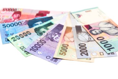 Endonezya'nın renkli banknotların arka plan üzerinde yığılmış