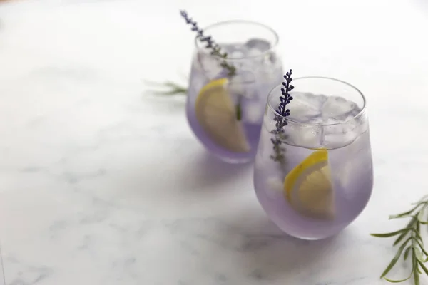 Paarse Lavendel Verfrissende Ijsthee Met Citroen — Stockfoto