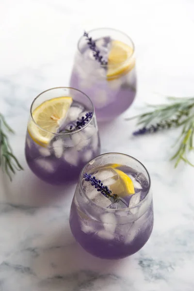 Lavanda Roxa Refrescante Chá Gelo Com Limão Imagem De Stock