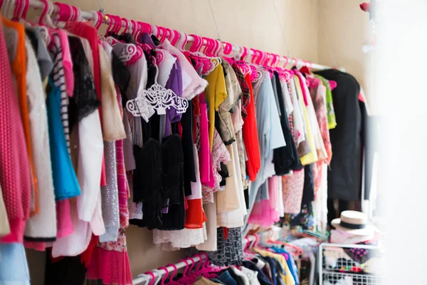 Kleurrijke Garderobe Vrouwenkamer Stockfoto