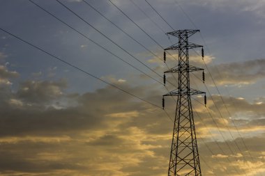 yüksek gerilim sonrası gün batımında.