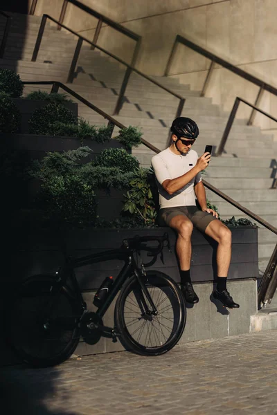 Homem Caucasiano Esportivo Descansando Depois Andar Bicicleta Preta Com Smartphone — Fotografia de Stock