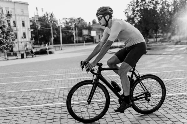 Photo Noir Blanc Sur Cycliste Professionnel Portant Casque Des Lunettes — Photo