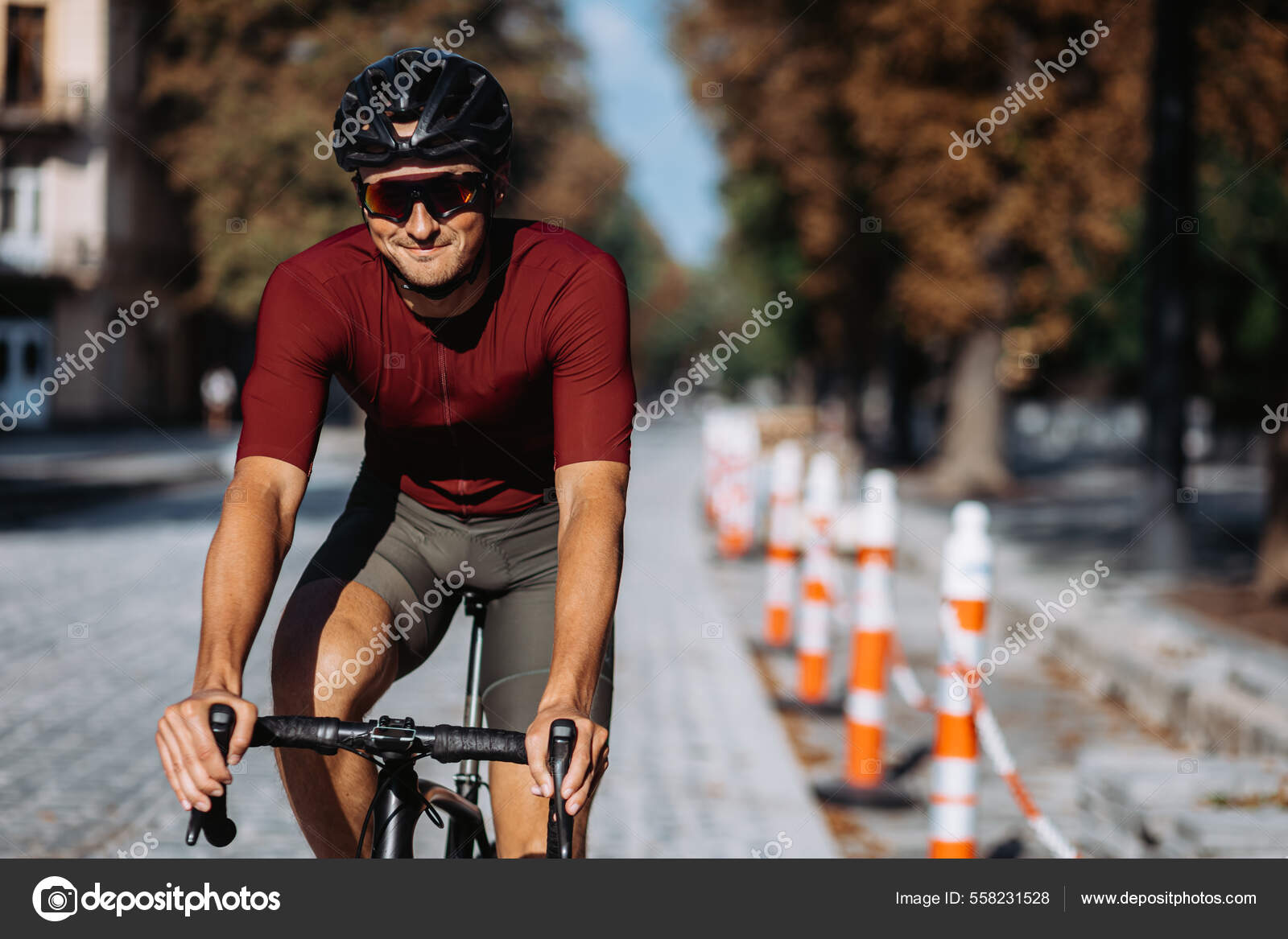 Retrato de un ciclista en el fondo del cielo, un hombre en un traje de  ciclismo con gafas ciclismo hobby, ciclismo alrededor de la ciudad,  entrenamiento cardiovascular en un Fotografía de stock 
