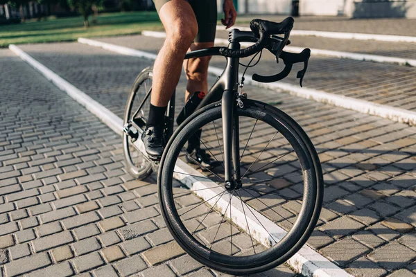 Kaukasischer Radfahrer Sportschuhen Und Kleidung Der Auf Einem Schwarzen Fahrrad — Stockfoto
