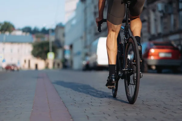 Nahaufnahme Eines Radprofis Mit Muskulösen Beinen Der Auf Der Stadtstraße — Stockfoto