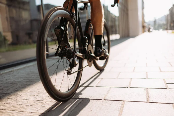 Nahaufnahme Eines Männlichen Radfahrers Sportkleidung Und Turnschuhen Der Morgens Stadtgebiet — Stockfoto