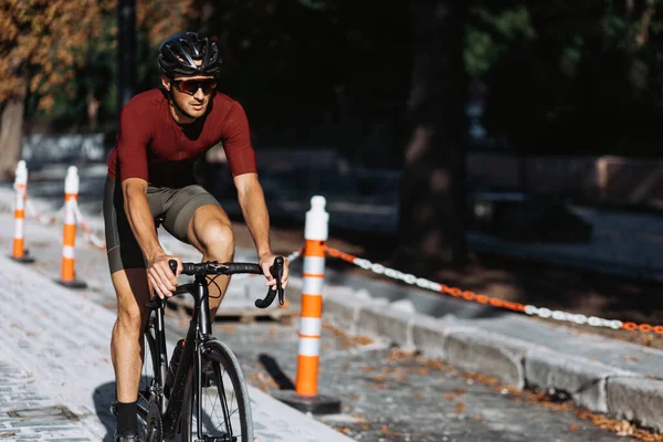 Aktive Kaukasische Mann Mit Schwarzem Fahrrad Für Outdoor Training Der — Stockfoto