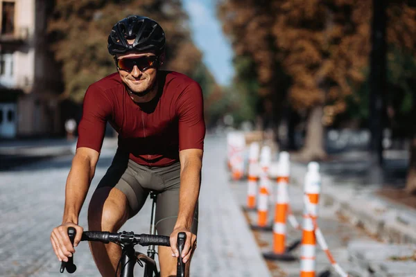 Homme Caucasien Souriant Dans Casque Des Lunettes Vélo Noir Sur — Photo