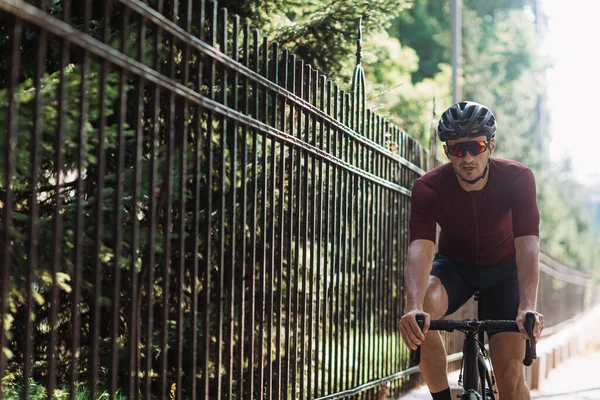 Aktiver Kaukasier Sportkleidung Helm Und Brille Mit Schwarzem Fahrrad Für — Stockfoto