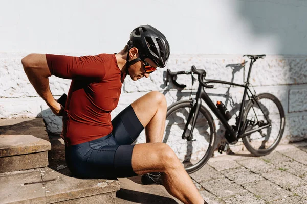 Muskulöse Radler Sportkleidung Schutzhelm Und Spiegelbrille Ruhen Sich Nach Dem — Stockfoto