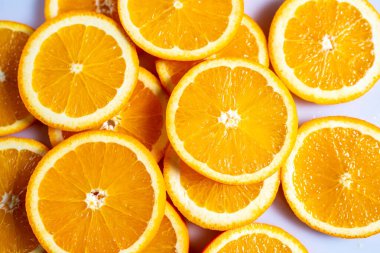 Beyaz arka planda taze kaynamış portakallar. Üst görünüm.