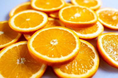 Beyaz arka planda taze kaynamış portakallar. Üst görünüm.