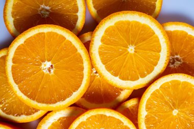 Beyaz arka planda taze kaynamış portakallar. Üst görünüm.