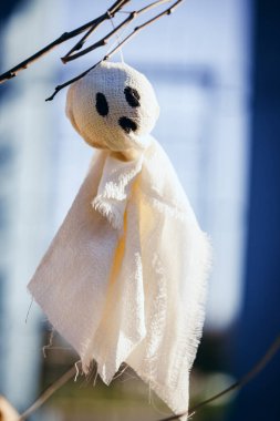 Cadılar Bayramı için el işi. Cadılar Bayramı için kendi ellerinle yaptığın süslemeler. Cadılar Bayramı için arka plan. Kağıt işçiliği, balkabağı, hayalet, yarasa, örümcek.