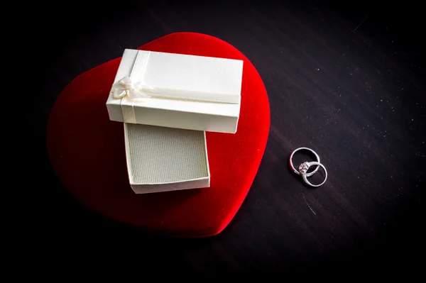 Коробка в форме сердца, подарочная коробка, обручальное кольцо — стоковое фото