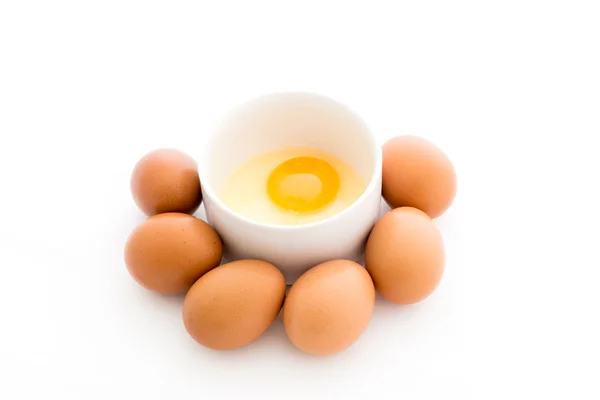 Несколько яиц в керамической чашке — стоковое фото