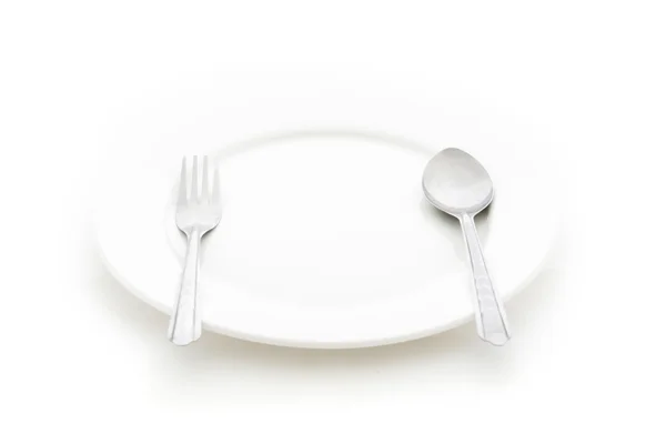 Comedor lugar ajuste. Un plato blanco con tenedor de plata y cuchara —  Fotos de Stock