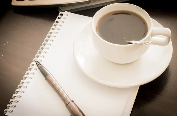 Café e a calculadora e caneta — Fotografia de Stock