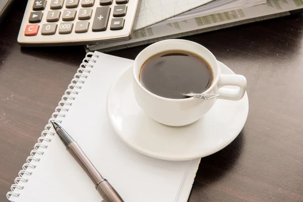 Kaffee und Taschenrechner und Stift — Stockfoto