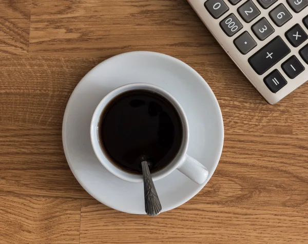 Abra um caderno branco em branco, caneta e xícara de café e Calculato — Fotografia de Stock