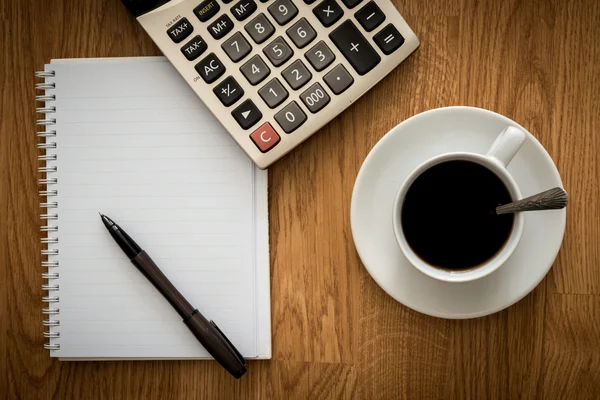 Abrir un cuaderno blanco en blanco, pluma y taza de café y Calculato —  Fotos de Stock