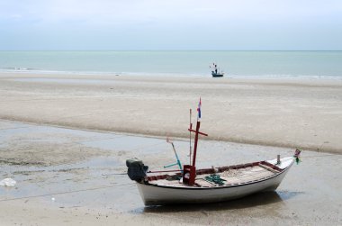 Sahilde tekne
