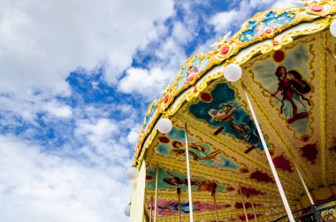 Carousel ve güzel gökyüzü