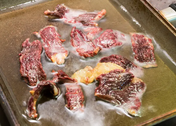 Smażenie mięsa na patelni — Zdjęcie stockowe